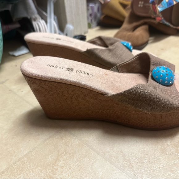 Size 9 Lindsay Phillips wedges lids with blue snaps. - Picture 3 of 5